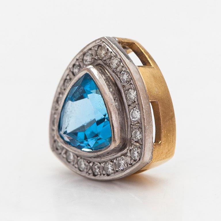 Hänge, 18K guld, med en triangelslipad topas och diamanter totalt ca. 0.18 ct.