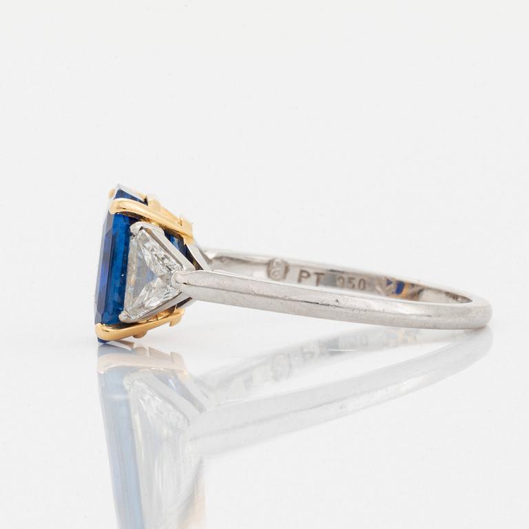 Ring platina och 18K guld med en fasettslipad safir vikt ca 3.40 ct.