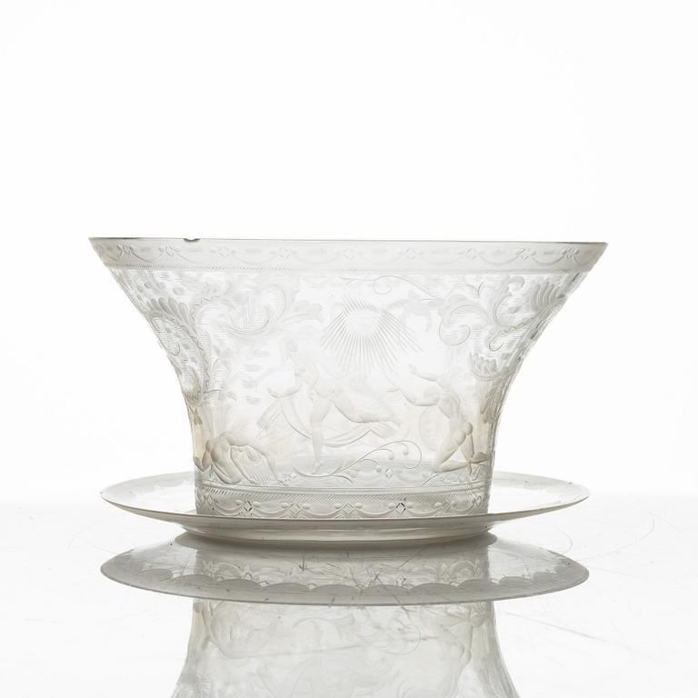 Simon Gate, an engraved glass bowl with plate, Orrefors 1925, model 128.