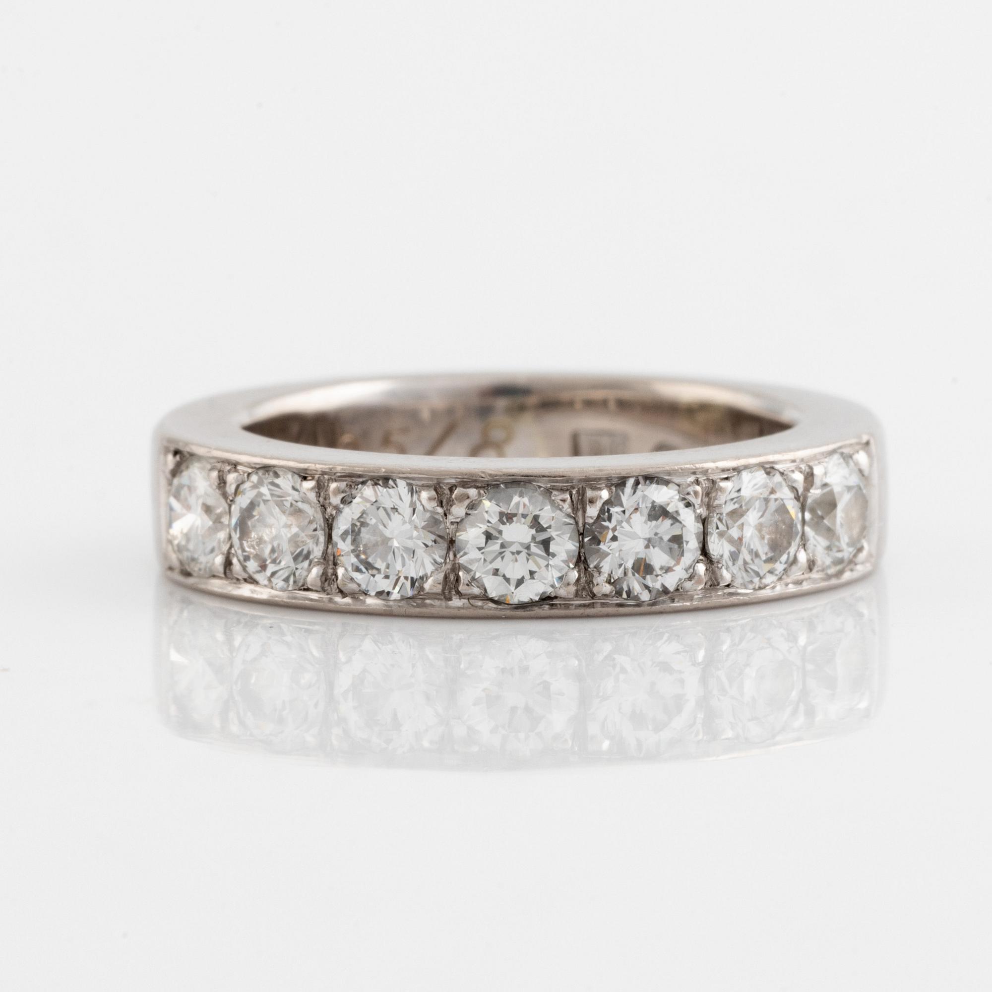 An 18K white gold ring set with round brilliant-cut diamonds.