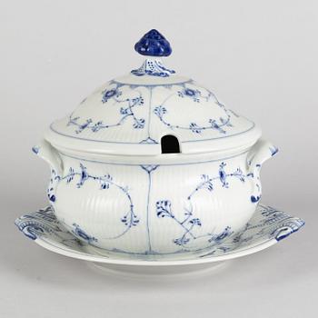 Terrin med lock och fat, porslin, Royal Copenhagen, "Musselmalet", modell 222 och 319, 1898-1923 samt 1900-tal.