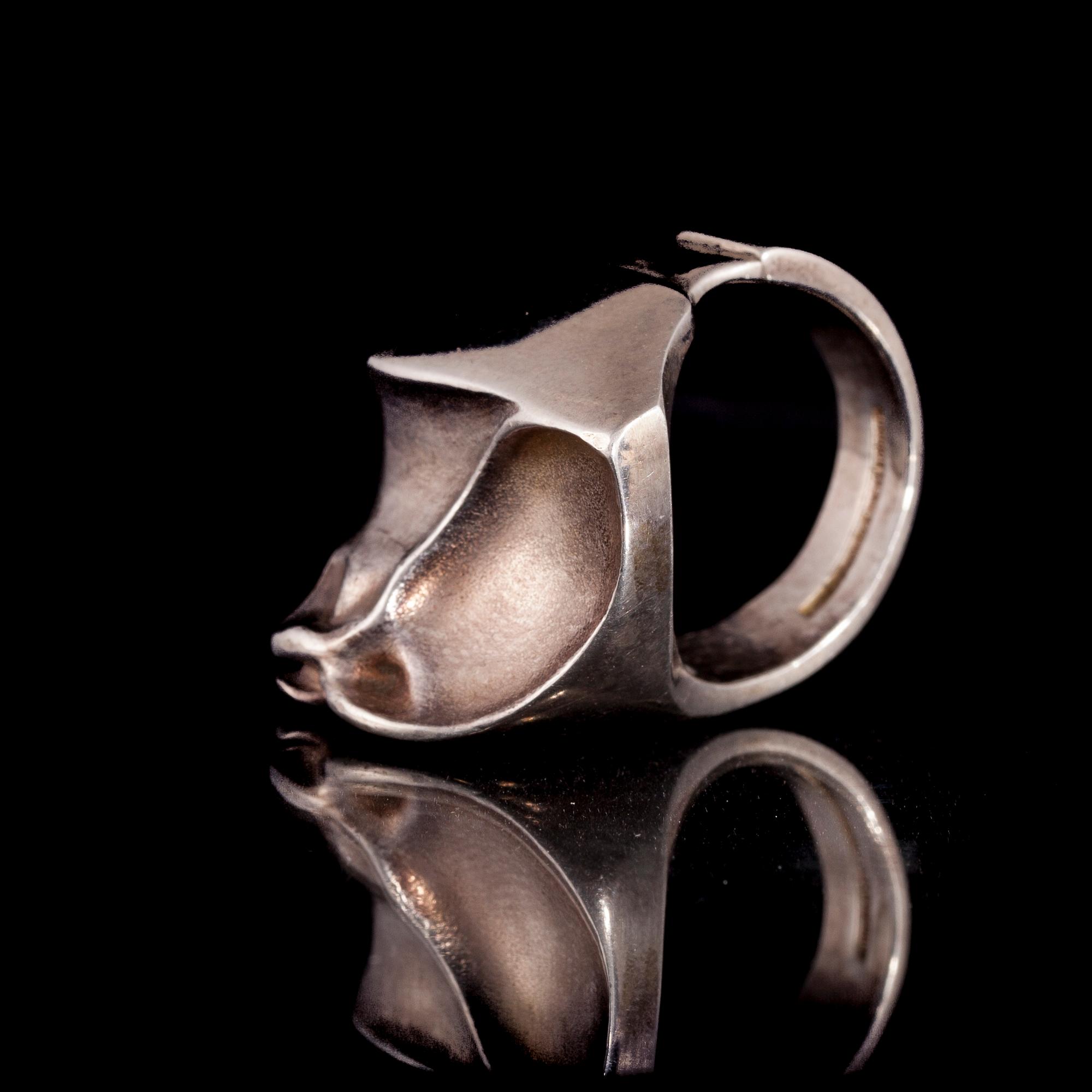 SORMUS, sterlinghopeaa, "Sagitta", Björn Weckström, Lapponia, 1993. Paino 14,9 g.