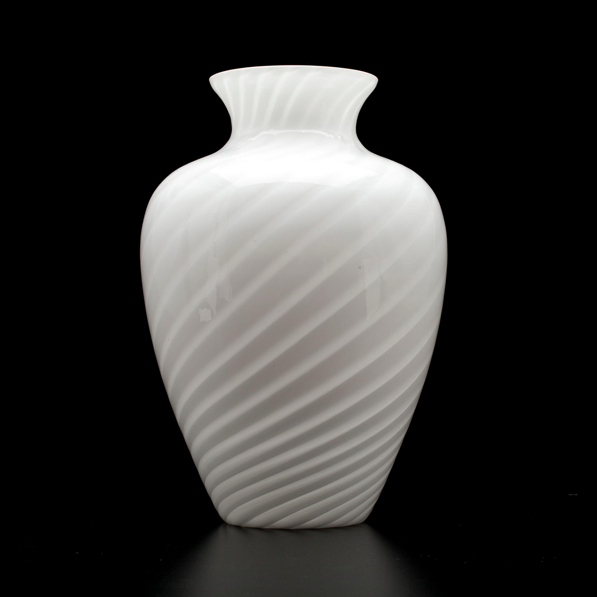 VAS, vit filigran glas, signerad Venini 1986.