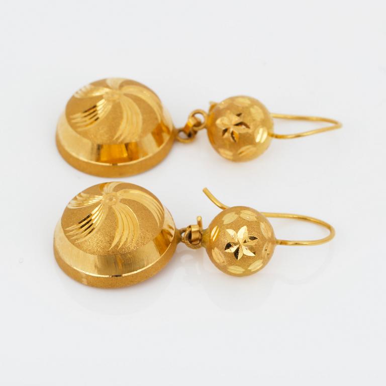 ÖRHÄNGEN, RING, HÄNGE samt kedja, troligen 21 K guld och mellanöstern. Vikt ca 16,14 g.