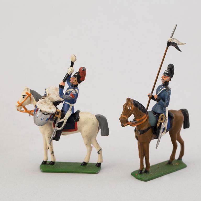 A COLLECTION OF TIN SOLDIERS, ca 125 pieces, mostly early 20th century.