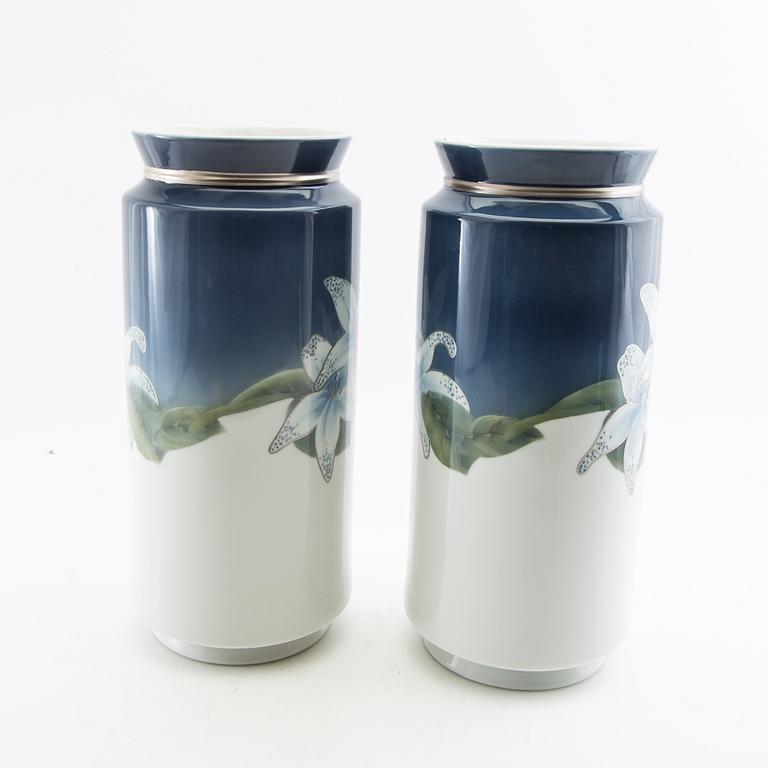 Vaser ett par samt fat Royal Copenhagen Danmark 1900-talets andra hälft porslin.