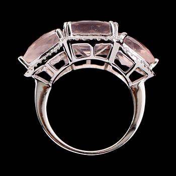 RING, 18 k vitguld, rosa kvarts ca 10.35 ct, briljantslipade diamanter tot ca 0.29 ct.