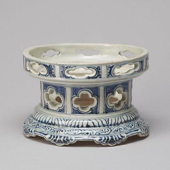 A blue and white porelain stand, Thailand, 17/18th Century.