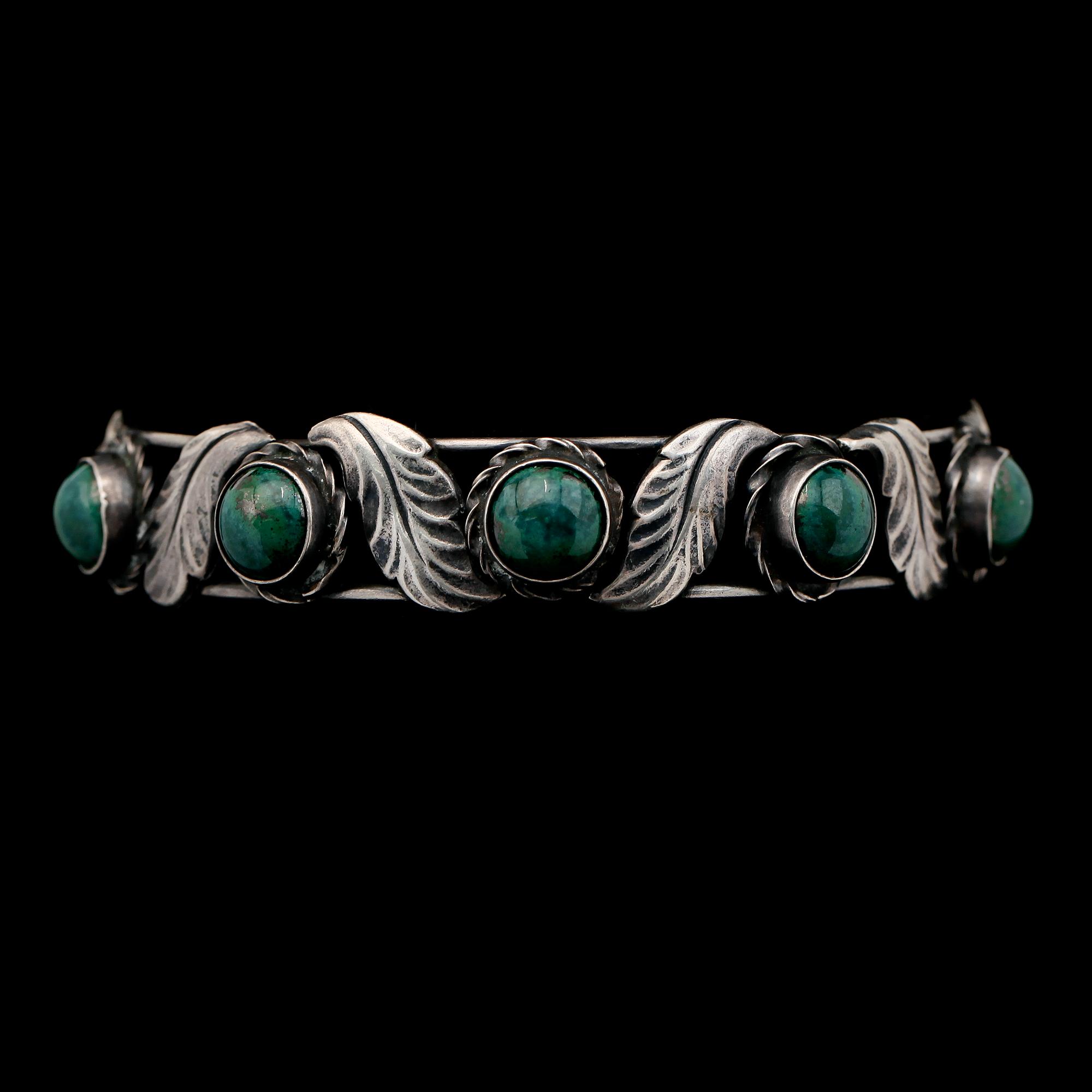 COLLIER, 2 st och ARMBAND, korall, malakit, grön sten och silver.