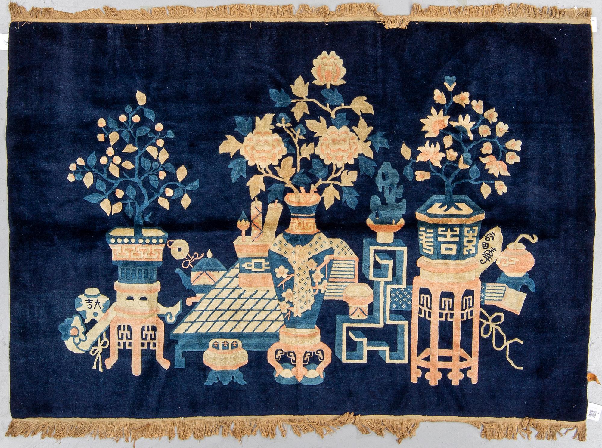 MATTA, old/semiantik Kina figural, ca 123 x 178 cm (samt båda franssidorna med 1 cm slätväv), "antique finish".