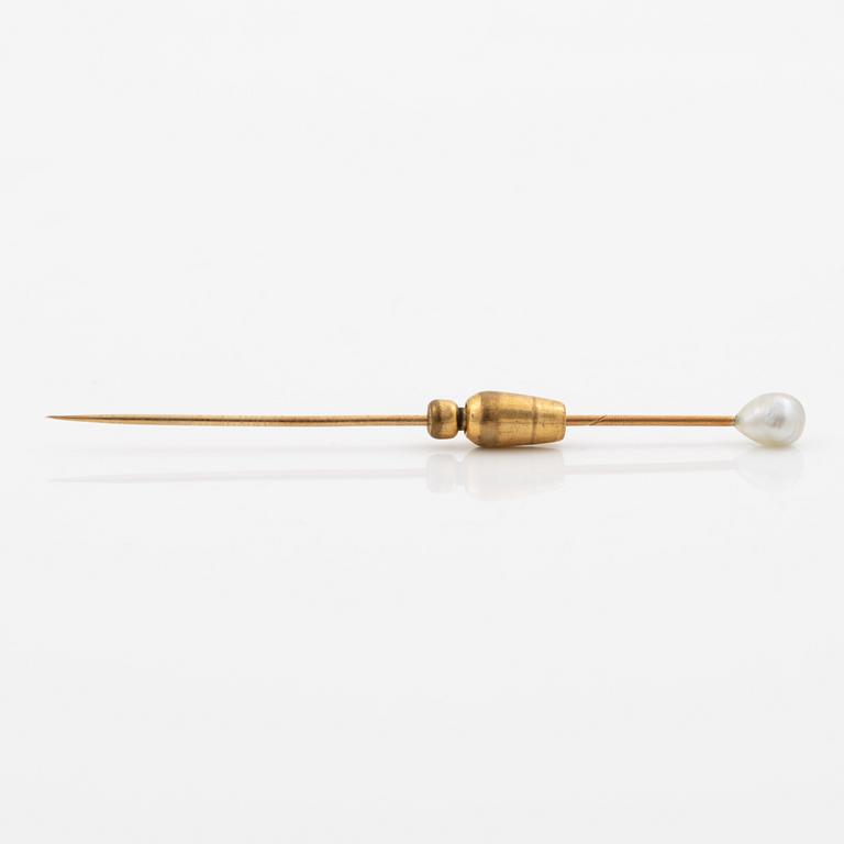 Brooch pin with pearl.