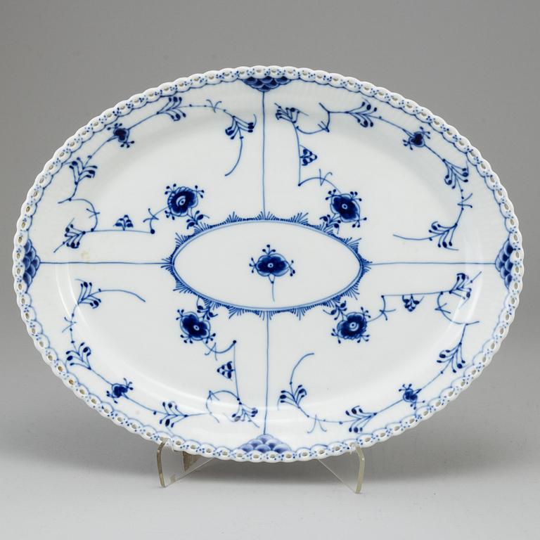 ROYAL COPENHAGEN, a Musselmalet porcelaine service, 69 psc, most full lace.