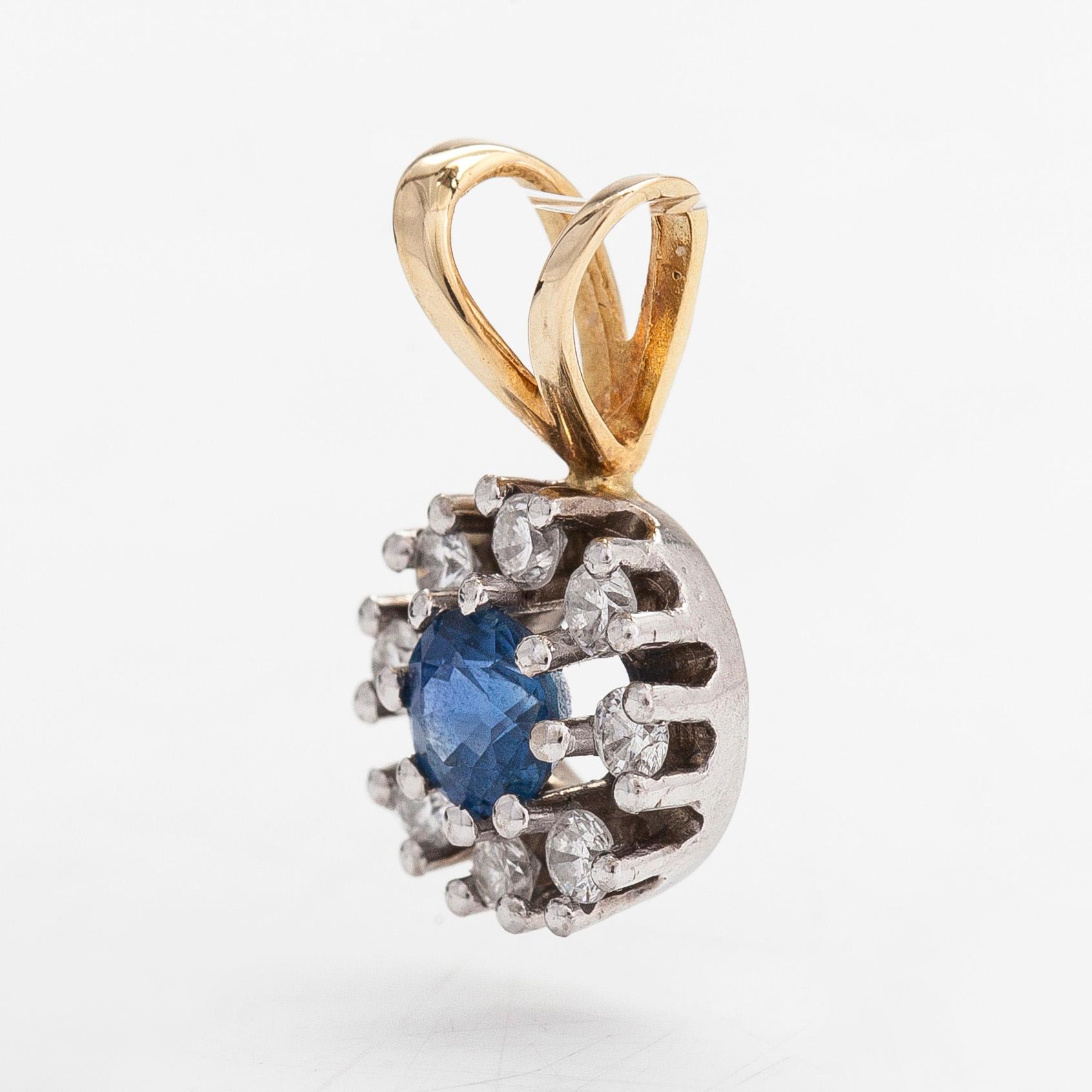 A 14K gold pendant with sapphire and diamonds approx. 0.20 ct in total.