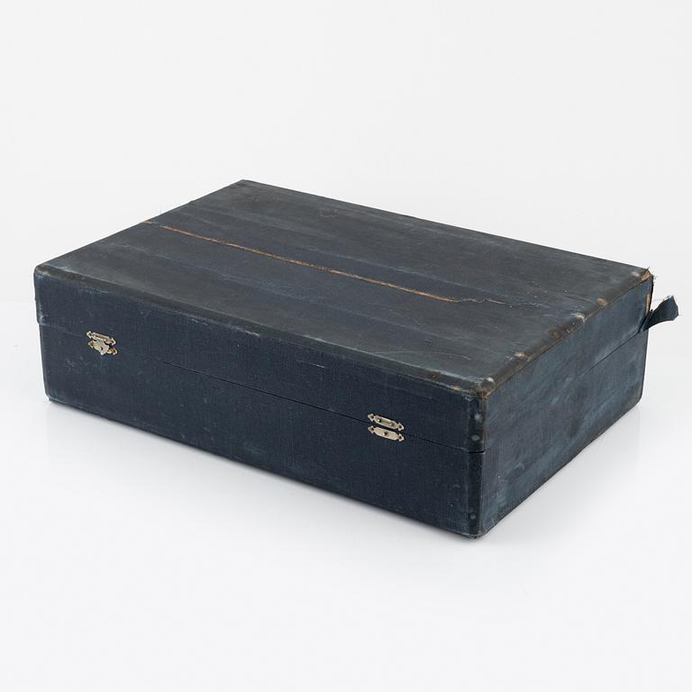 A silk clad box with twelve Japanese lacquer bowls, with dating inside the box 28/5 1930.
