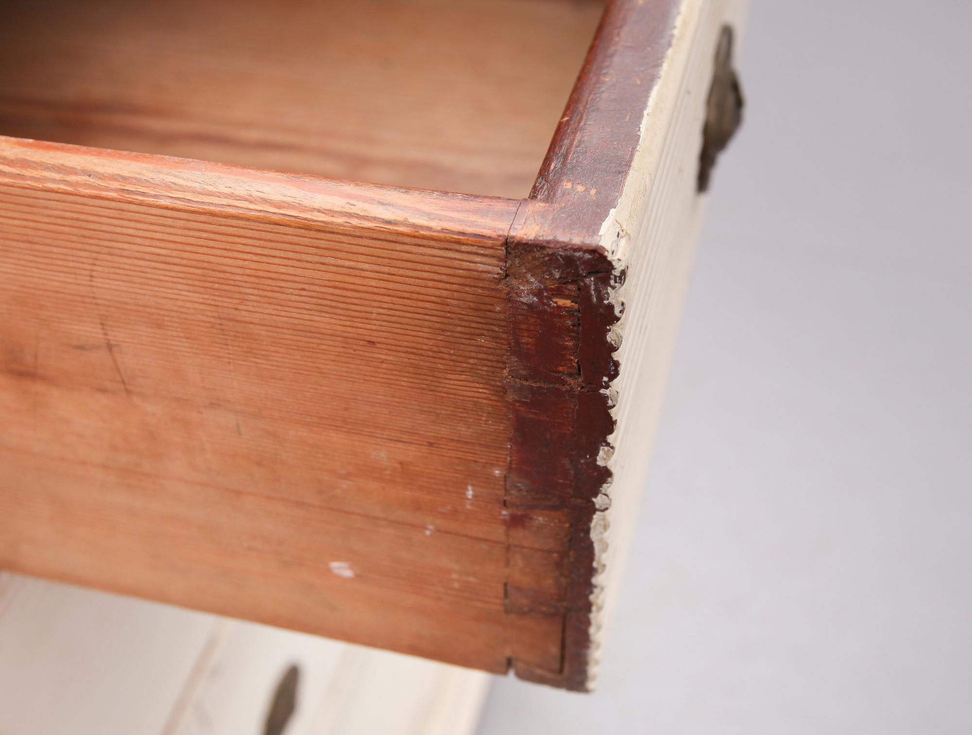 BYRÅ, sengustaviansk, omkring år 1800.