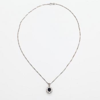 An 18K white gold necklace with a sapphire and diamonds ca. 0.60 ct in total.