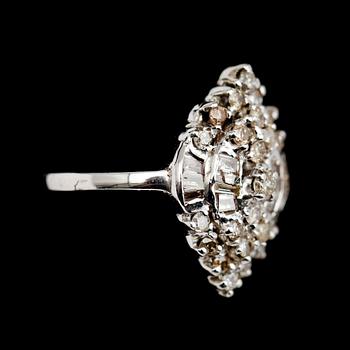 RING, 8 k vitguld, diamanter tot ca 0.70 ct.
