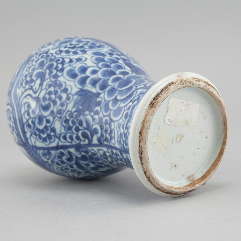 Serving dish and vase from China, Qing dynasty, 18th century.