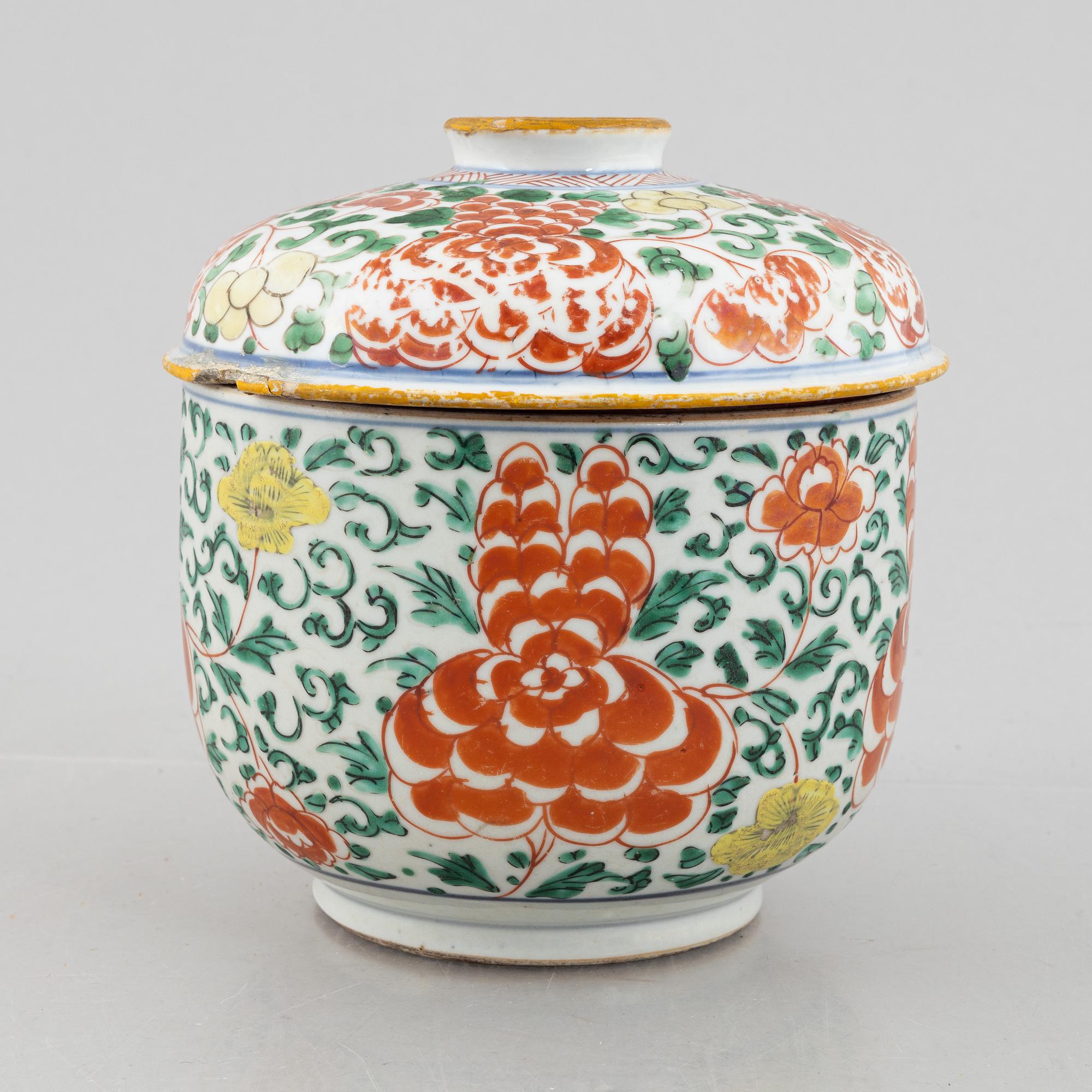 A Chinese wucai porcelain jar with cover, 17th century.