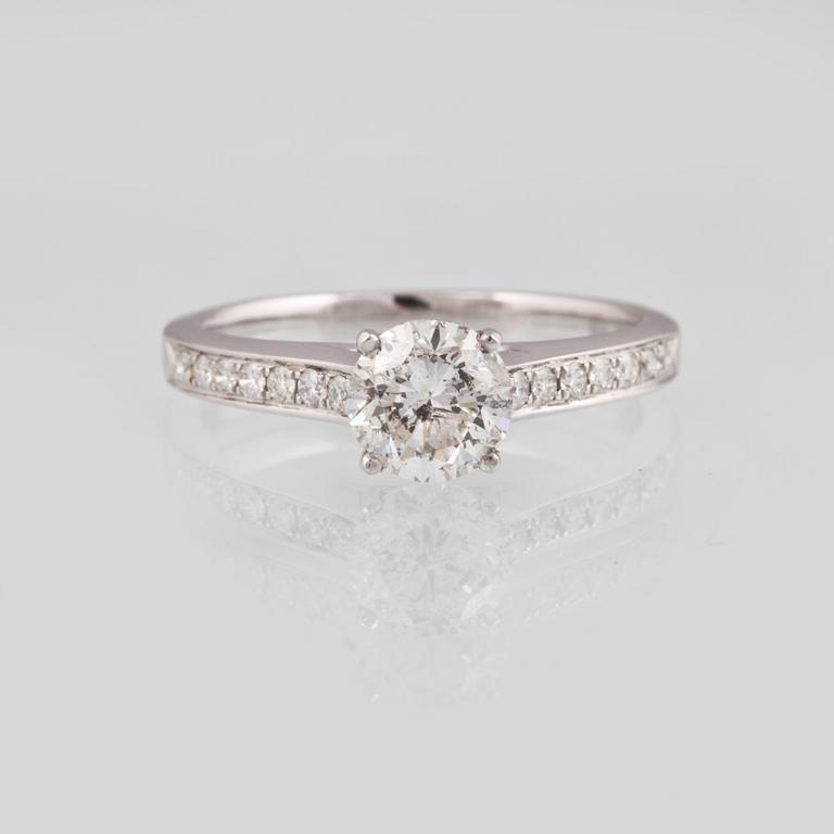 RING, 18K vitguld med briljantslipad diamant ca 0.85 ct samt 14 briljantslipade diamanter 0.15 ct. Vikt 3,1 gram.
