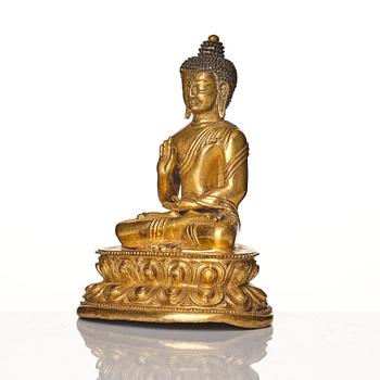 Buddha, förgylld brons. Tibet, troligen 17/1800-tal.