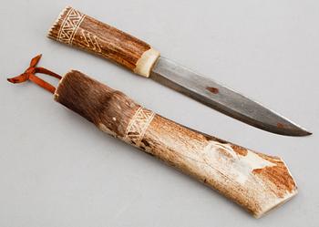 KNIV, handtag av renhorn, monogramsignerad.