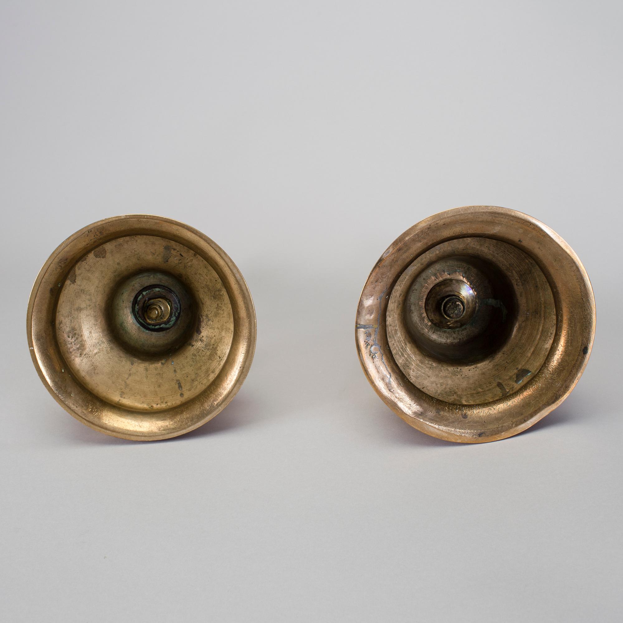 LJUSSTAKAR I MÄSSING, 2 stycken, barock 1700-tal.