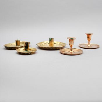 SAMLING LJUSPLÅTAR OCH LJUSSTAKAR, 5 st, mässing, 1700-tal.