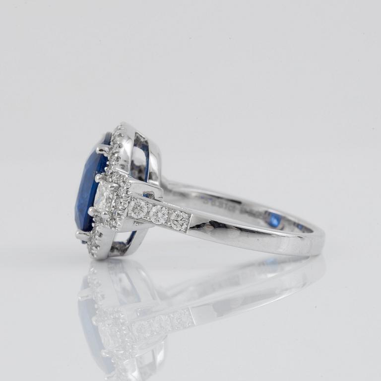 A sapphire, 6.81 cts, and diamond, 0.85 ct, ring. Weights according to engraving.