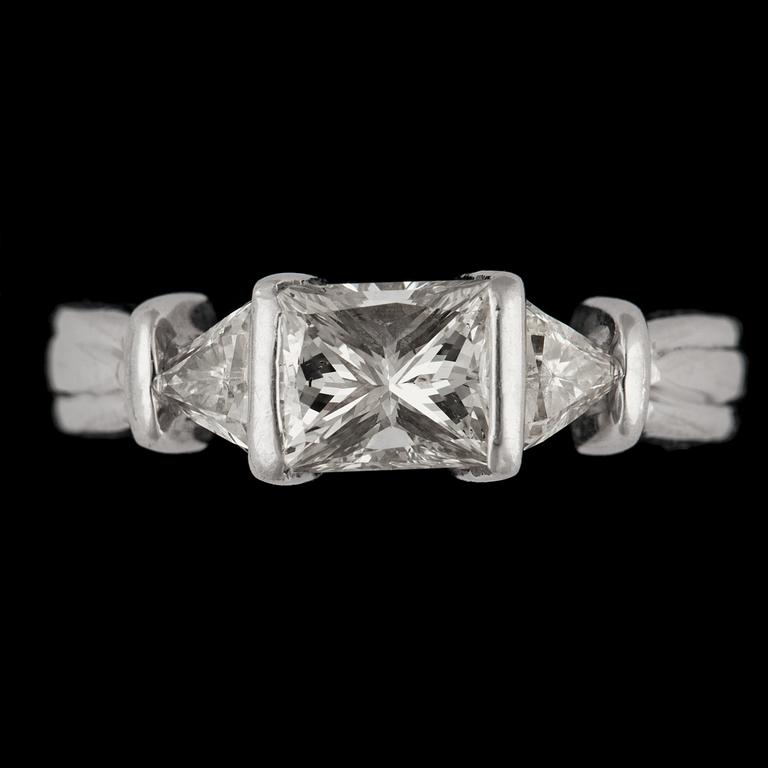 RING, princesslipad diamant, ca 1.10 ct, samt på vardera sida triangulärt slipade diamanter, tot. ca 0.45 ct.