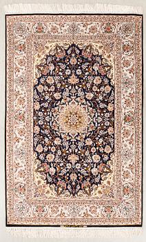 Matta Isfahan old  signerad Omar Khayyam  ca  220 x 145 cm.