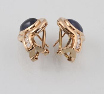 ÖRHÄNGEN, 14K guld med 6 briljantslipade diamanter ca 0.36 ct samt cabochonslipade blå safirer. Vikt 8,9 gram.