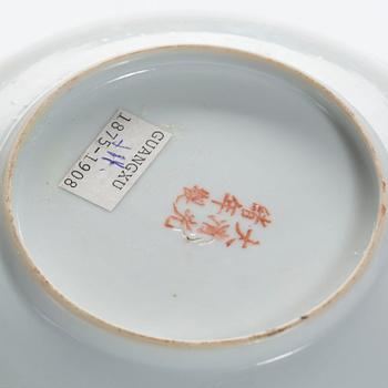 SKÅLFAT, porslin, Kina, Guangxu(1875-1908). Märkt undertill.