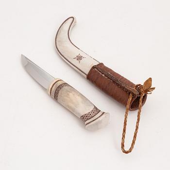 A reindeer horn knife by Isak Matti Juuso, signed and dated 2006.