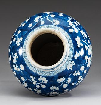A blue and white jar, Qing dyansty, Kangxi (1662-1722).