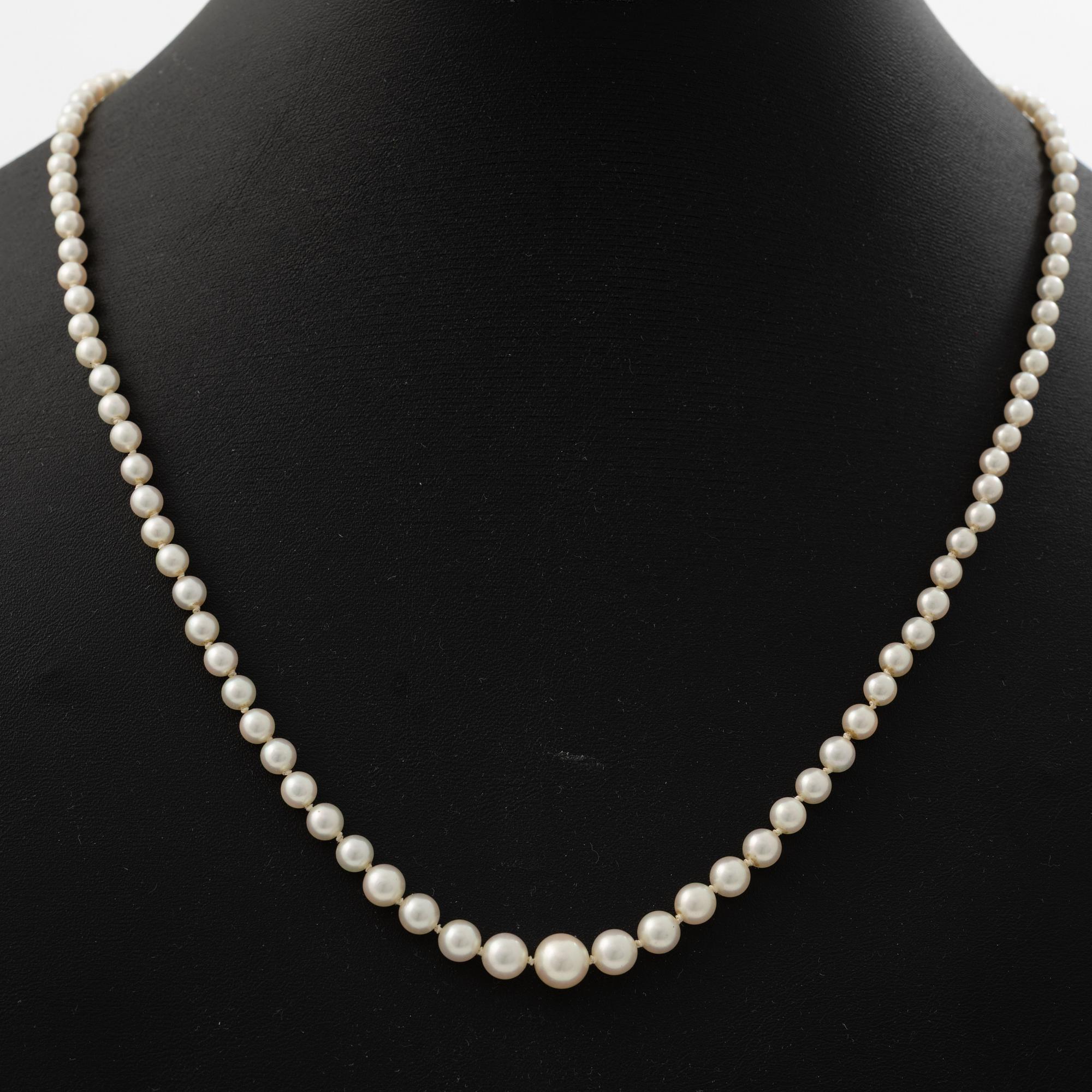 Pärlcollier, doserade odlade pärlor, med lås i 18K guld med små diamanter.