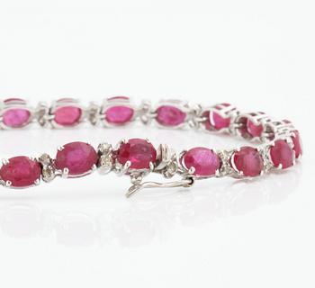 ARMBAND, med rubiner ca 11.90 ct och briljantslipade diamanter ca 0.55 ct.