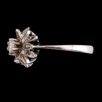 RING, 18 k vitguld, med briljantslipad diamant. Vikt 3,2 g.