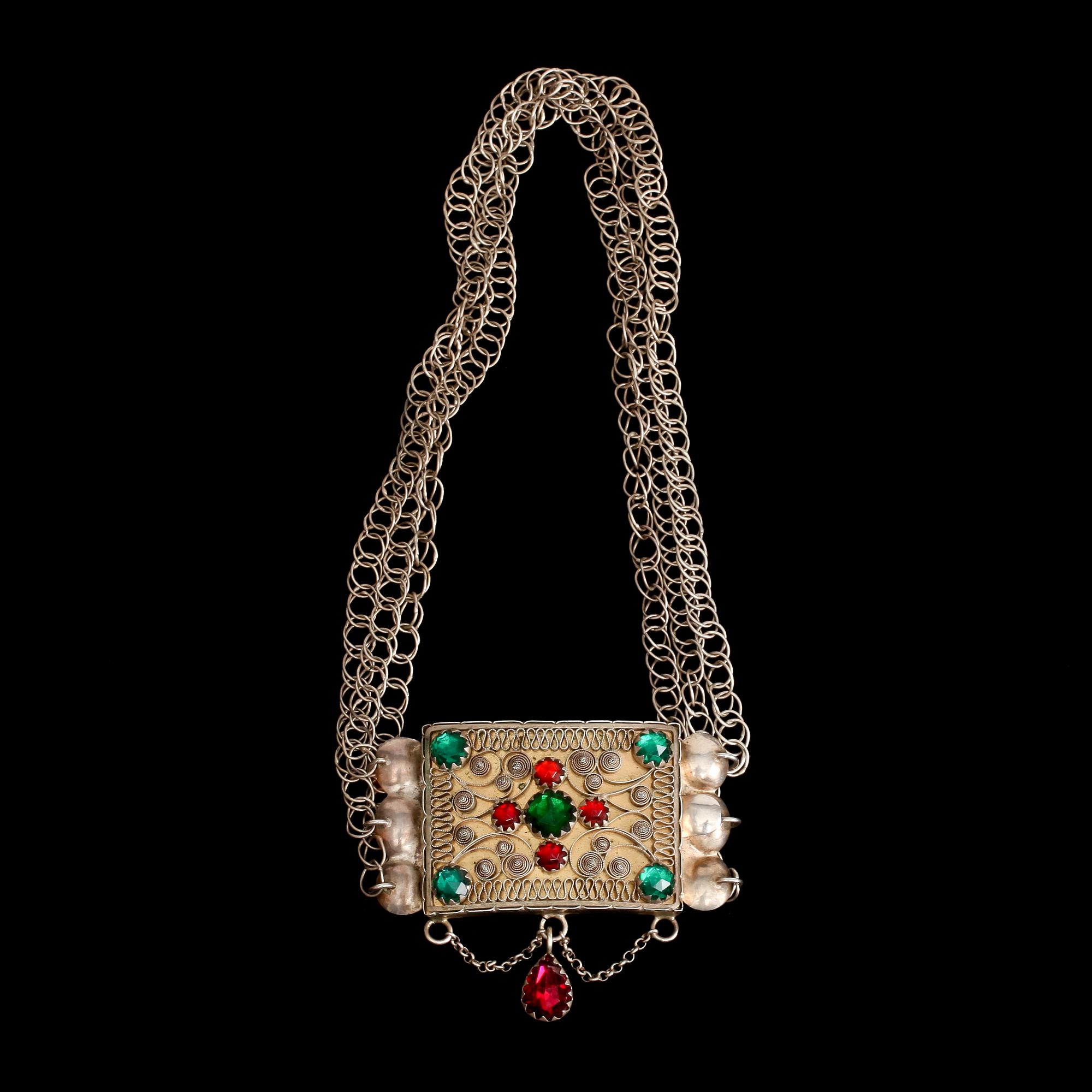 HALSLÅS, silver med filigranarbete samt färgade glasstenar. Erik Söderholm (verksam 1827-1880) Härnösand. Vikt 53 g.