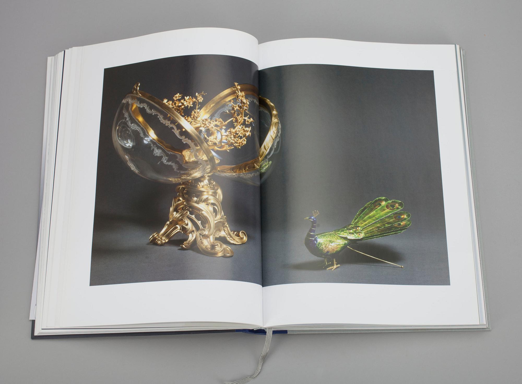 BOK, "Fabergé ja hänen suomalaiset mestarinsa" Ulla Tillander-Godenhielm, Tammi, Helsingfors 2008. Numrerad 1800/1619.