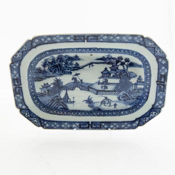 Serving dishes, 3 pcs, China Qianlong (1736-95), porcelain.
