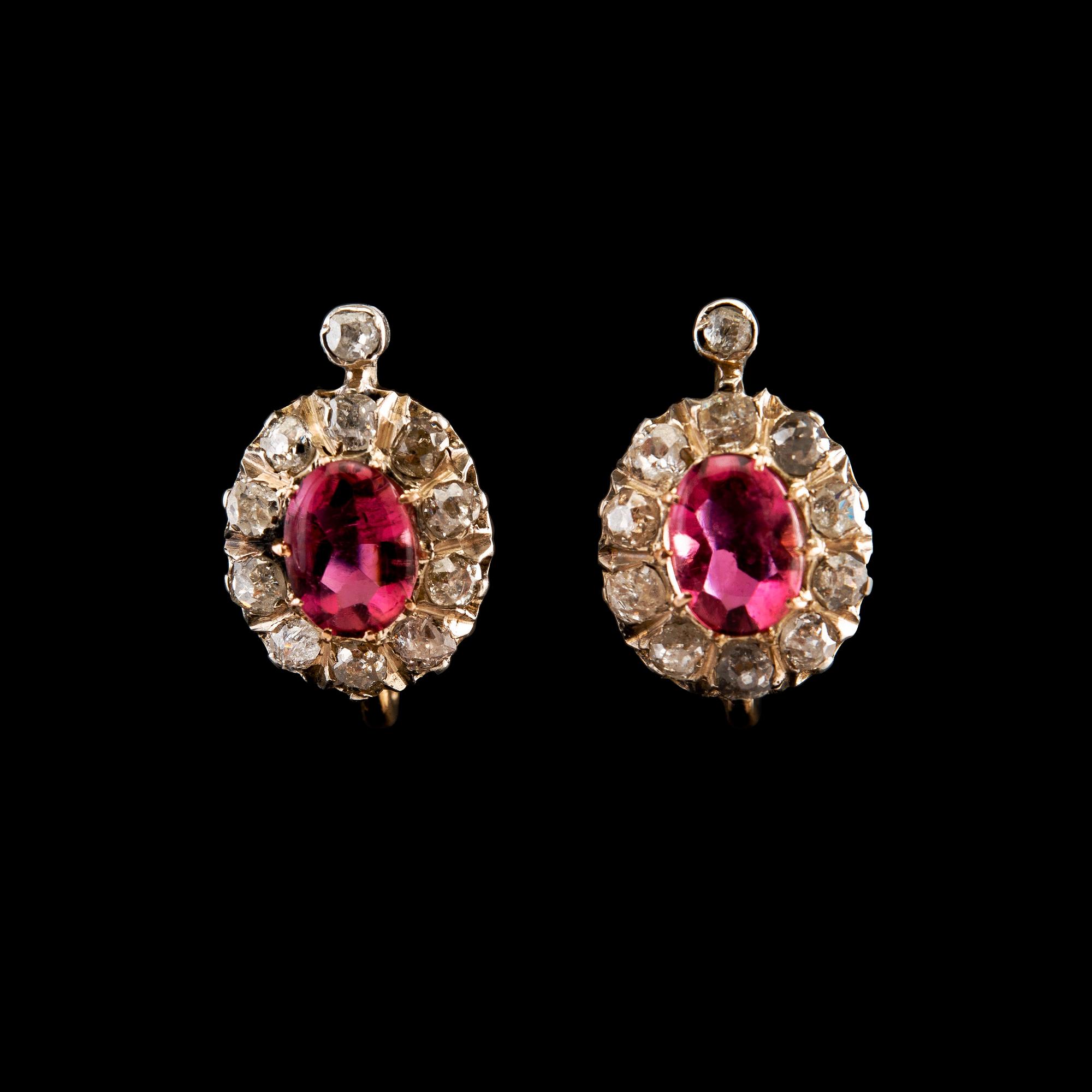 KORVAKORUT, vanhahiontaisia timantteja n. 1.35 ct. Pyörtöhiottuja turmaliineja. Paino 3,7 g.