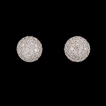 ÖRHÄNGEN, ett par, 18k vitguld med 102 briljantslipade diamanter, totalt ca 0.94 ct. Vikt 3 g.