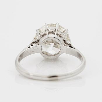 RING med en gammalslipad diamant.