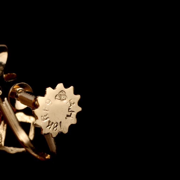 HÄNGE SAMT ÖRHÄNGEN, ett par, 18k guld med fasettslipade syntetiska spineller. Total vikt 7 g.