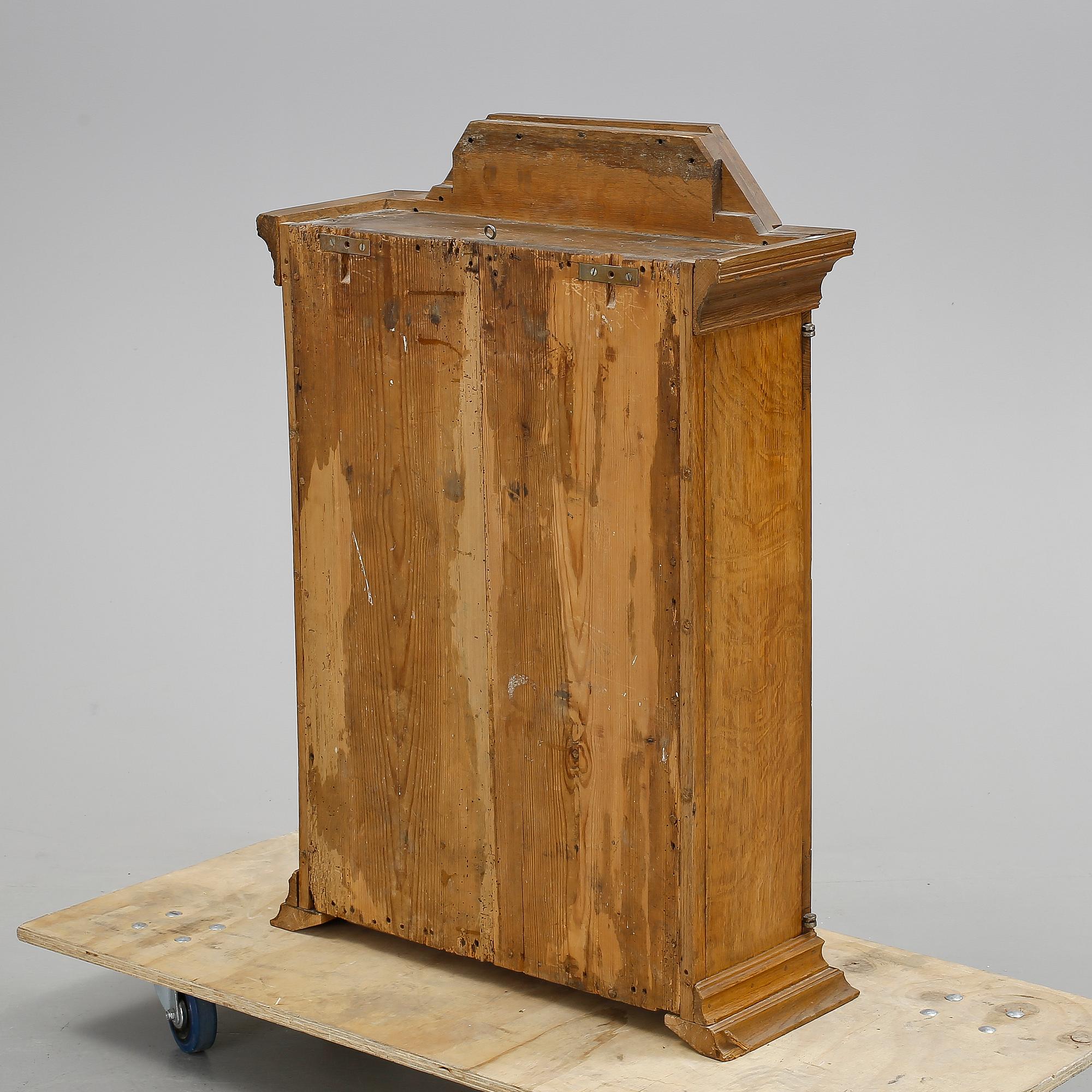 HÄNGSKÅP, barock, 1700-tal.