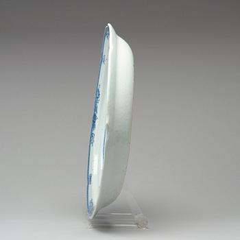 A large blue and white dish with strainer, Qing dynasty, Qianlong (1736-95).