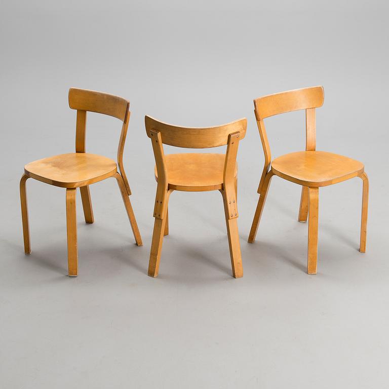 ALVAR AALTO, PÖYTÄ JA TUOLEJA, 4 KPL. Malli 69. Artek, 1900-luvun puoliväli.