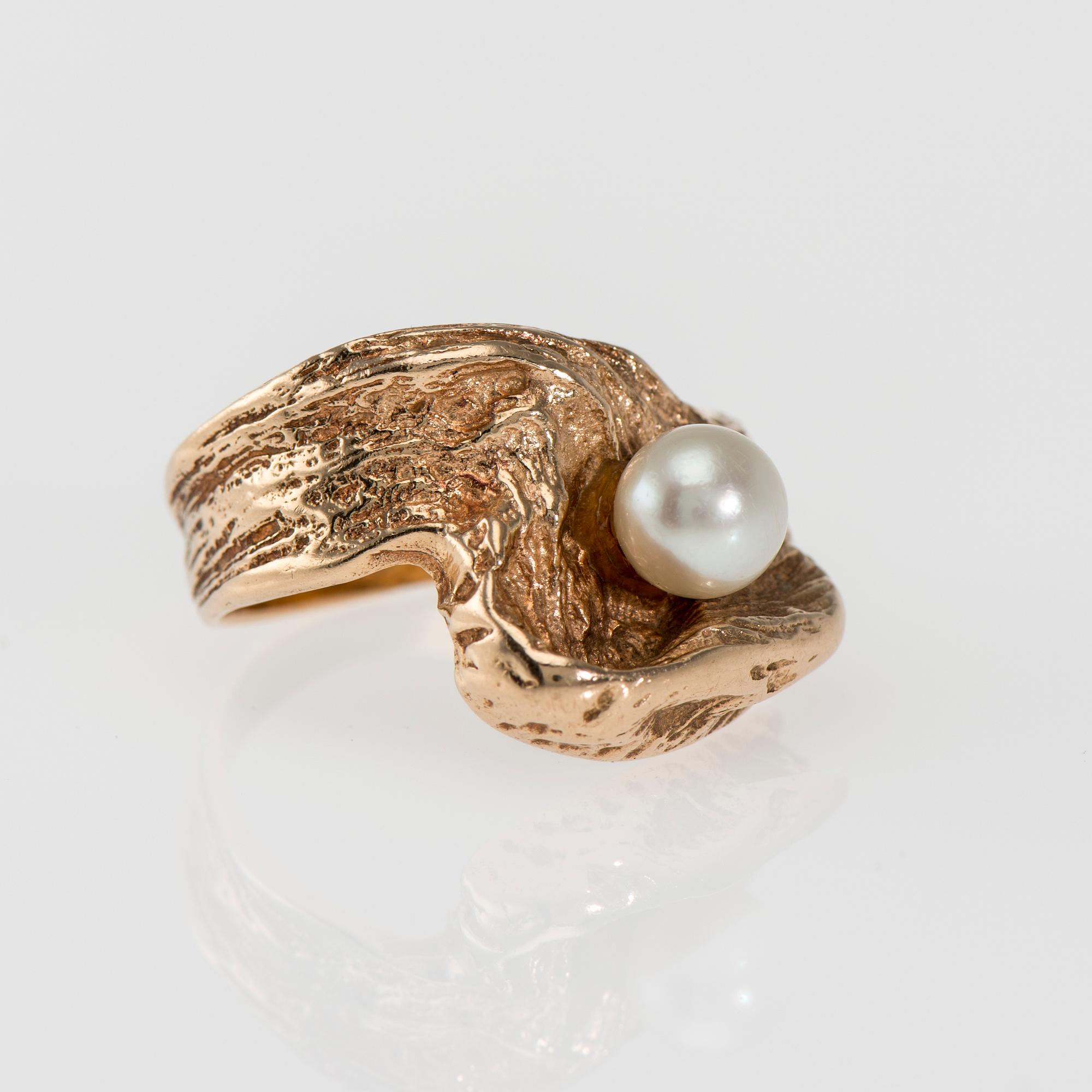 RING, 14K guld, pärla. Kultakeskus 1972. Vikt ca 7,0 g.