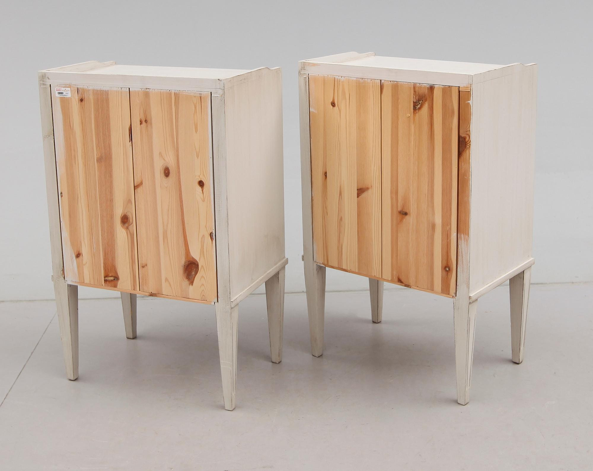 SÄNGBORD, 1 par, gustaviansk stil, 1900-talets andra hälft.